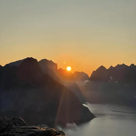 Drenghaugen - House With Fabulous Sea And Mountain View 度假居 *